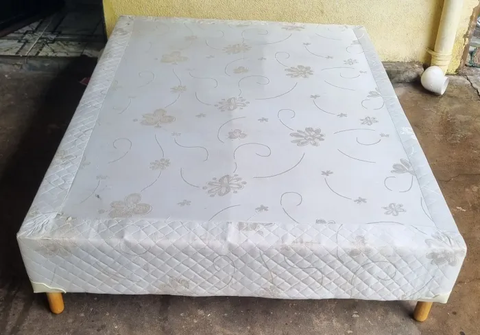 Base de cama Box casal 140mt bem nova firme reforçada valor $199 reais