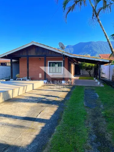 Casa à venda com piscina, espaço gourmet e edícula - Caraguatatuba
