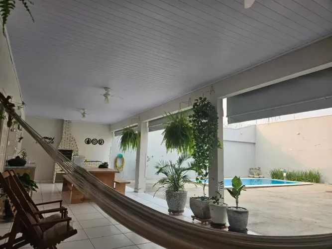 Casa reformada com piscina no Coxipó, próximo ao Parque Zé Bolo Flor