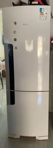 Vende-se uma geladeira semi nova