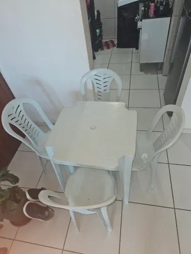 MESA COM 4 CADEIRAS