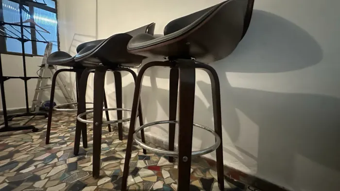 3 Banquetas Giratórias Helmond Preta Couro - Seminovas