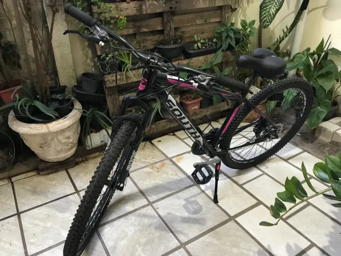 Vendo bicicleta + bomba para encher pneu