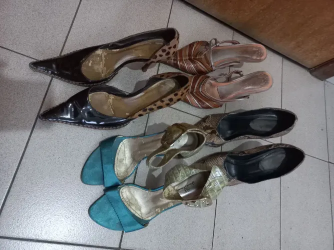 4 pares de sandálias