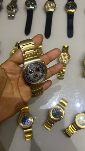 Swatch série ouro com o mostrador cinza