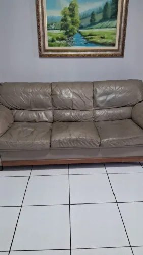 Sofá em couro 3 lugares