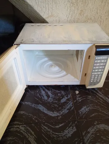 Vendo microondas Eletrolux #com defeito valor 150