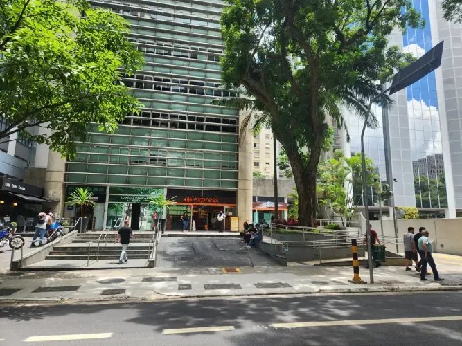 Casa para aluguel tem 246 metros quadrados com 6 quartos em Cerqueira César - São Paulo -