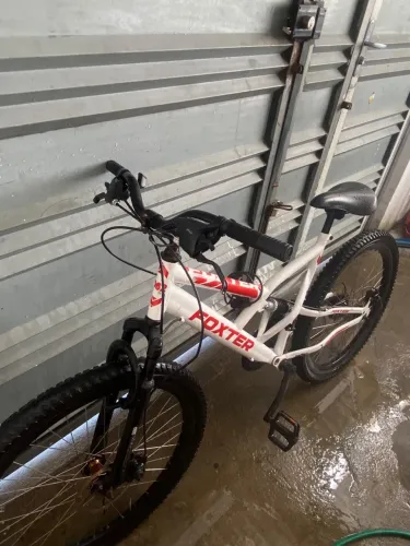? Bicicleta Foxter Aro 26 com Suspensão Dupla - Branca e Vermelha