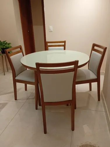 Mesa de jantar com cadeiras