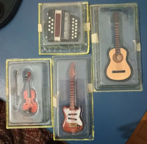 4 peças colecionáveis instrumentos musicais- aceito proposta