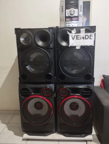 Quatro caixas de som mais um aparelho