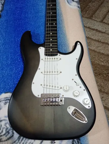Vendo ou troco guitarra semi nova por 900 reais. Aceito baixo na troca