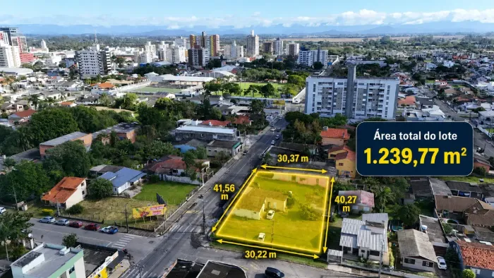 Terreno de esquina à venda no bairro Coloninha, em Araranguá/SC 1.239,77 m²