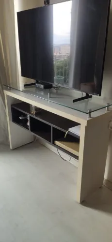 APARADOR BRANCO COM TAMPO DE VIDRO