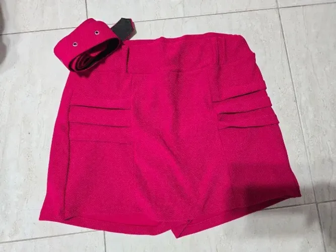 Short saia rosa com cinto