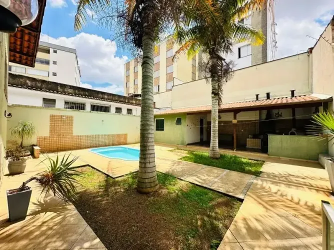 Casa Colonial com 3 quartos sendo 1 suíte 4 banheiros 2 vagas