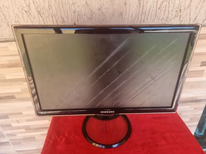 Monitor Samsung 25 Polegadas ligando mais está com a tela manchada para concerto