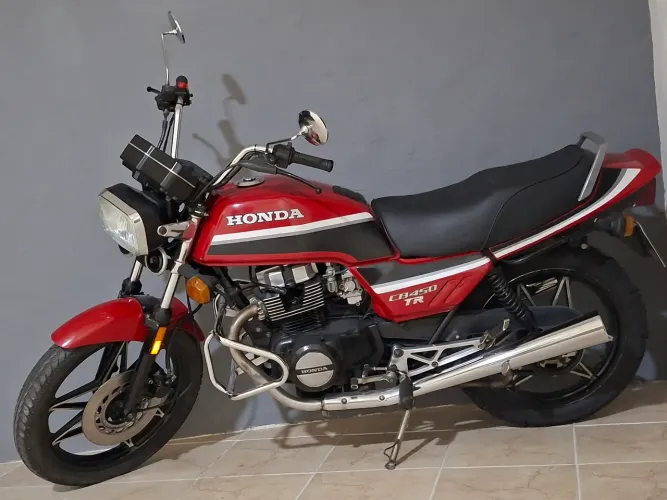 Vendo cb 450 muito direita funciona tudo pneus novos  escapamento e painel novo 