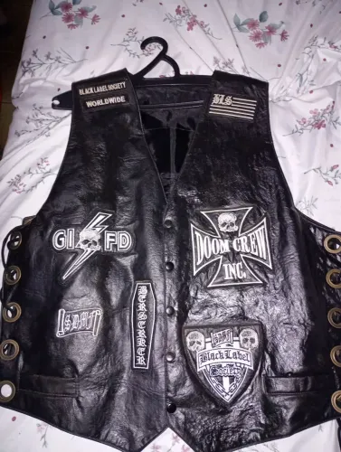 Vendo uma jaqueta de couro nova.