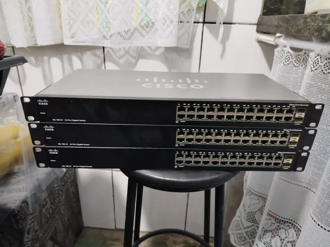Switch gigabit ethernet cisco SG 100-24 24 portas SR2024T