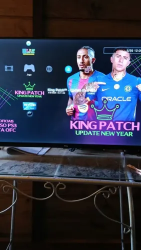 Vendo PS3 desbloqueado 3 meses de uso dois controles um original alguns jogos mídia física