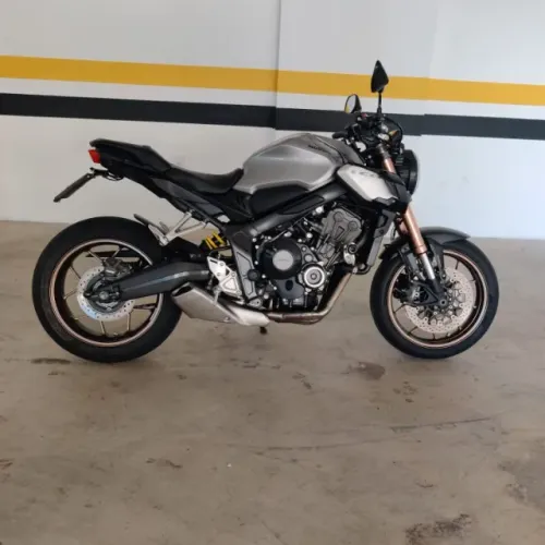 Vendo Honda CB 650R Ano 2021 - Vários acessórios