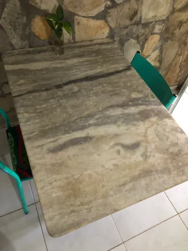 mesa de mármore com cadeiras