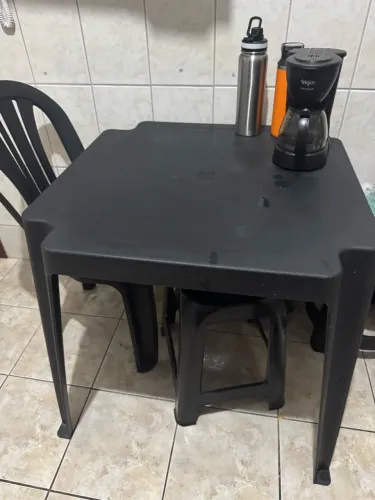 Mesa de plástico com 4 cadeiras 