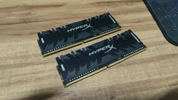 KIT Memória RAM HyperX Predator RGB 2x8GB DDR4 4000MHz CL19 (Excelente Estado)