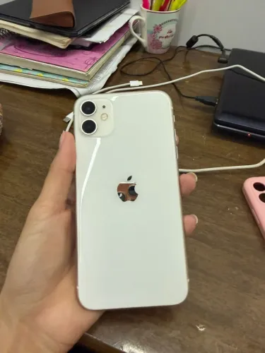 iPhone 11 ( arranhado bem pequeno na tela)