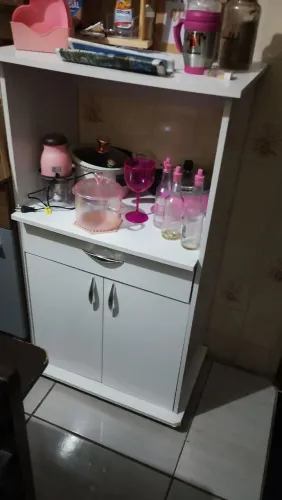 Armário de cozinha (multiuso) pequena avaria na parte inferior