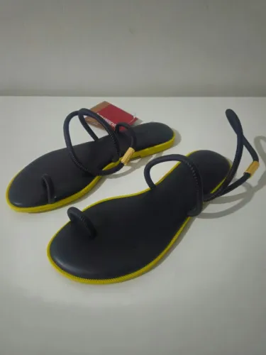 Havaianas Nova na Caixa (Preto e Amarelo) Numero 35