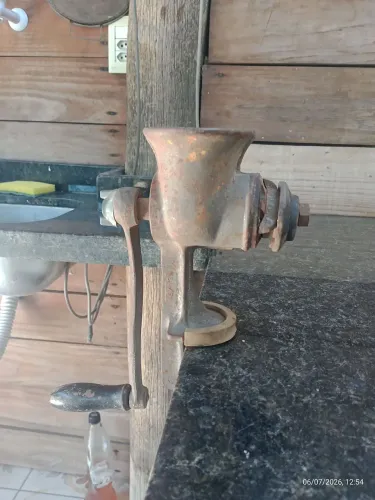 Máquina de moer carne antiga. Antiguidades, retrô e vintage.