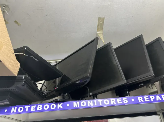 Lote de monitores com defeito