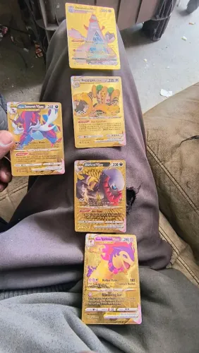 Vende-se cinco cartas de Pokémon Dourado