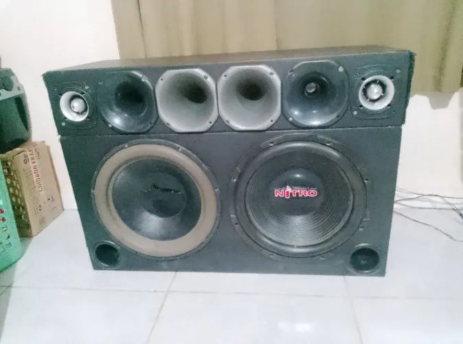 Vendo caixa de som dois alto falante de 15 polegadas emborrachado bobina dupla 4 cornetas