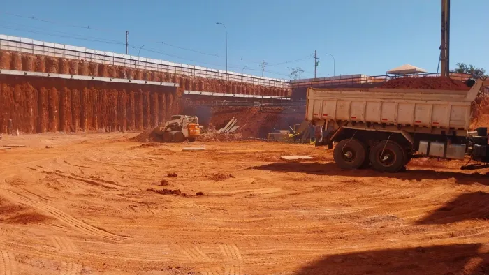 Caminhão de aterros. F *