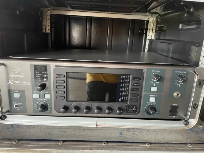 Behringer X32 RACK com case SKB