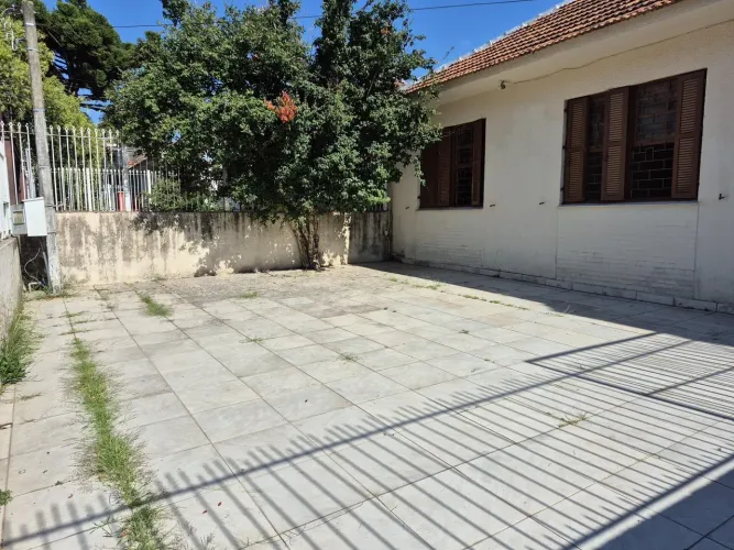 Casa Residencial de 3 Quartos com Piscina e Churrasqueira em Porto Alegre