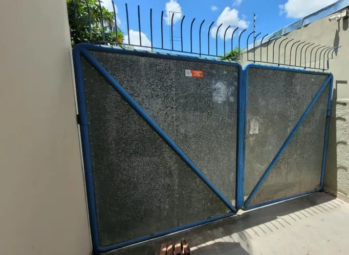 Portão com tubos redondo e chapas galvanizadas