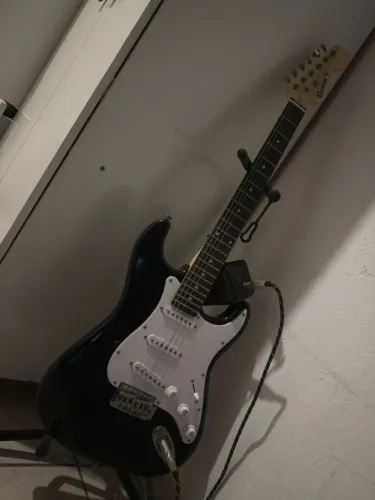 guitarra eletrica stratocaster 6 cordas + amplificador portatil + kit palhetas