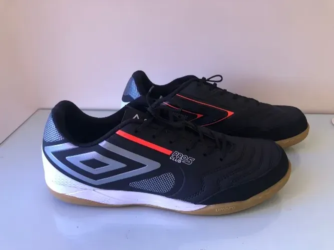 Chuteira Futsal Umbro Pro 5 Club - Preta/Prata (Tam. 43 | Praticamente Nova!)