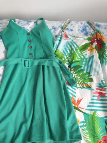 Vestido verde + vestido florido (quase novos)