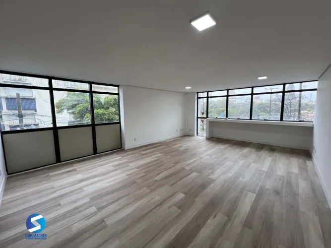 Sala comercial reformada e elevador no bairro Bom Fim.