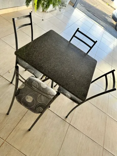 Vendo mesa com 4 cadeiras.