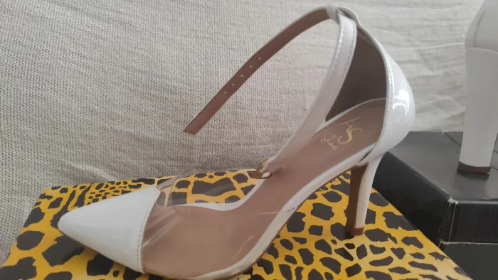 Scarpin branco vinil número 34