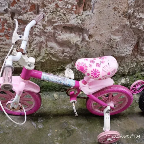 Bicicleta e carro bebê baleiro