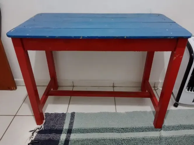 Mesa tipo escrivaninha de madeira