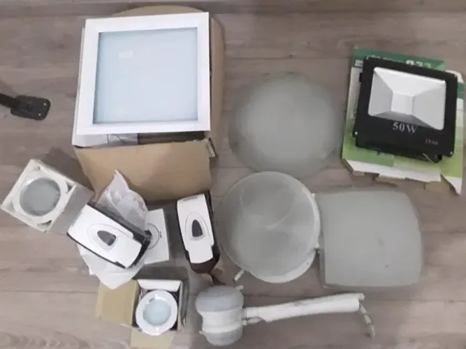 Lote de Luminárias, Refletores LED, Sensores e Materiais Elétricos - Diversos Itens